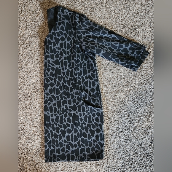 4/$20 Size large w/pockets. 4/$25 - Picture 2 of 3